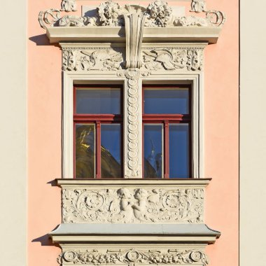 Eski bir bina cephe mimari unsurları. Windows. Prag, 2018.