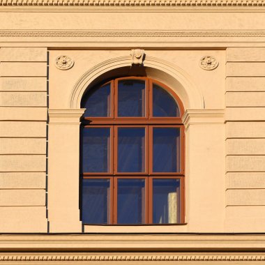 Eski bir bina pencerenin. Prag, 2018.        