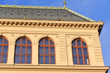 Eski bir bina cephe mimari unsurları. Windows. Prag, 2018.