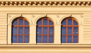 Eski bir bina cephe mimari unsurları. Windows. Prag, 2018.