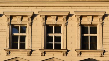 Eski bir bina cephe mimari unsurları. Windows. Prag, 2018.