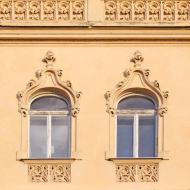Eski bir bina cephe mimari unsurları. Windows. Prag, 2018.
