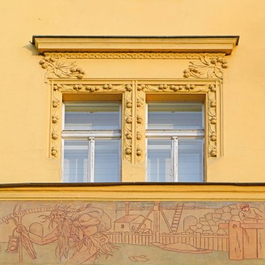 Eski bir bina cephe mimari unsurları. Windows. Prag, 2018.