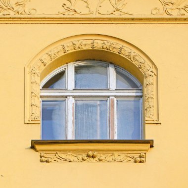 Eski bir bina pencerenin. Prag, 2018.        