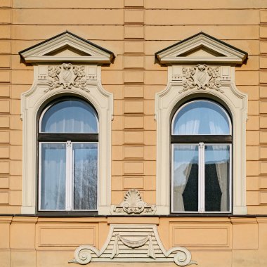 Eski bir bina cephe mimari unsurları. Windows. Prag, 2018.