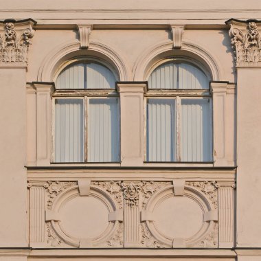 Eski bir bina cephe mimari unsurları. Windows. Prag, 2018.