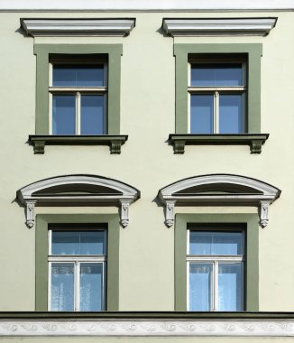 Eski bir bina cephe mimari unsurları. Windows. Prag, 2018.