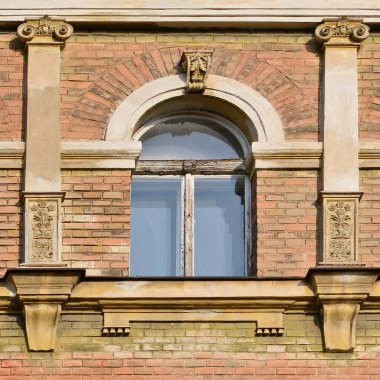 Eski bir bina pencerenin. Prag, 2018.        