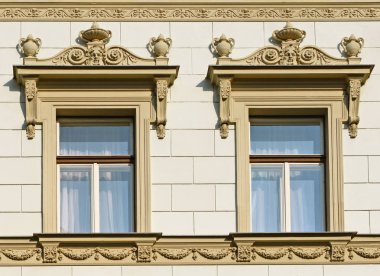 Eski bir bina cephe mimari unsurları. Windows. Prag, 2018.