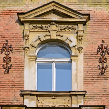 Eski bir bina pencerenin. Prag, 2018.        