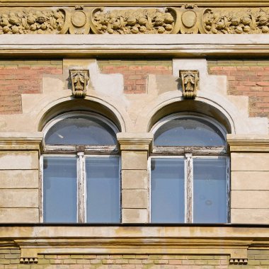 Eski bir bina cephe mimari unsurları. Windows. Prag, 2018.