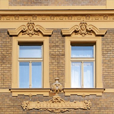 Eski bir bina cephe mimari unsurları. Windows. Prag, 2018.