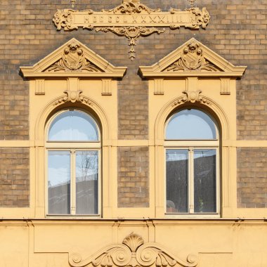 Eski bir bina cephe mimari unsurları. Windows. Prag, 2018.