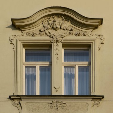 Eski bir bina cephe mimari unsurları. Windows. Prag, 2018.