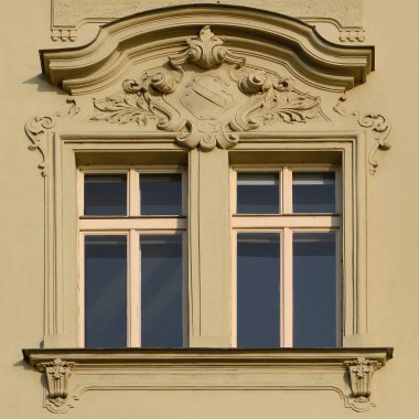 Eski bir bina cephe mimari unsurları. Windows. Prag, 2018.