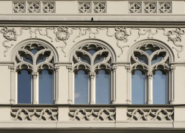 Eski bir bina cephe mimari unsurları. Windows. Prag, 2018.