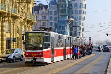 Prague, Çek Cumhuriyeti - 25 Şubat 2017: eski tramvay şehrin sokaklarında.