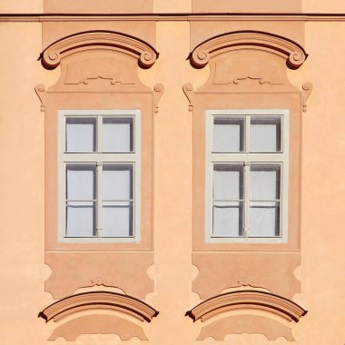 Eski bir bina cephe mimari unsurları. Windows. Prag, 2018.