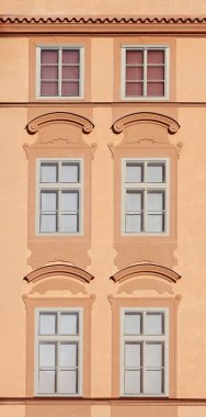 Eski bir bina cephe mimari unsurları. Windows. Prag, 2018.