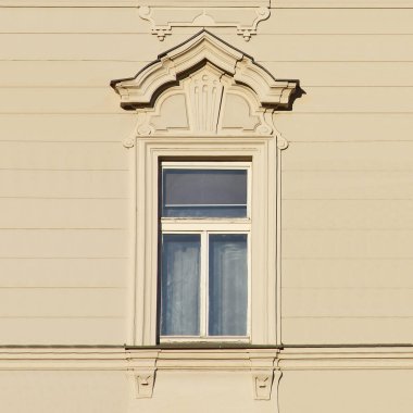 Eski bir bina pencerenin. Prag, 2018.        