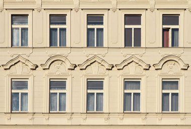 Eski bir bina cephe mimari unsurları. Windows. Prag, 2018.