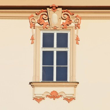 Eski bir bina pencerenin. Prag, 2018.        