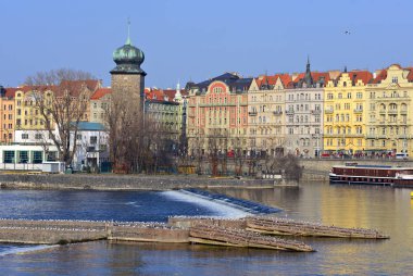 Prague, Çek Cumhuriyeti - 25 Şubat 2017: tkovsk veya tkov Masaryk dolgu ile Slav (Slovansk) adada su kulesi (Prag 