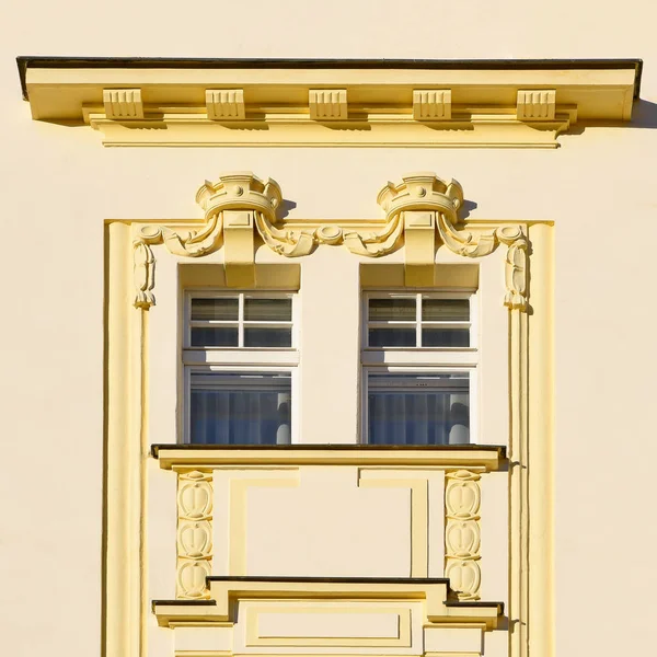 古代の建物のファサードの建築要素は Windows プラハ 2018 — ストック写真