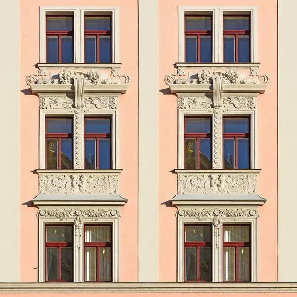 Αρχιτεκτονικά Στοιχεία Της Πρόσοψης Ενός Αρχαίου Κτιρίου Παράθυρα Πράγα 2018 — Φωτογραφία Αρχείου