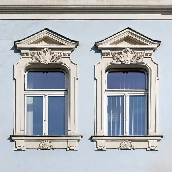 Architectonische Elementen Van Gevel Van Een Antiek Gebouw Windows Praag — Stockfoto