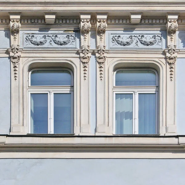 Architectonische Elementen Van Gevel Van Een Antiek Gebouw Windows Praag — Stockfoto