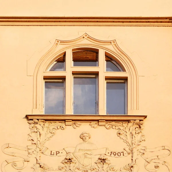Παράθυρο Της Ένα Παλιό Κτίριο Πράγα 2018 — Φωτογραφία Αρχείου