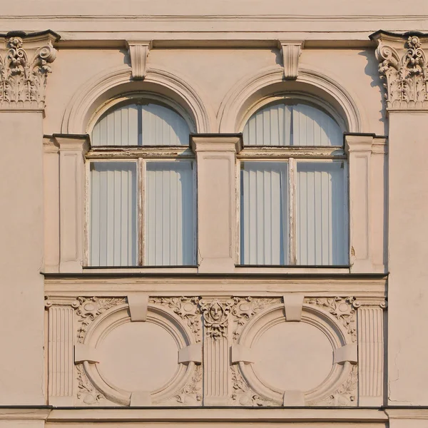 Elementy Architektoniczne Elewacji Zabytkowego Budynku Systemu Windows Praga 2018 — Zdjęcie stockowe