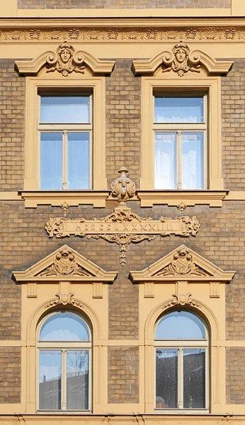 Eski Bir Bina Cephe Mimari Unsurları Windows Prag 2018 — Stok fotoğraf
