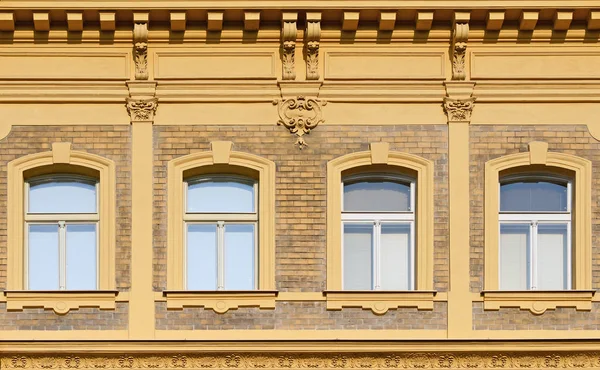 Elementy Architektoniczne Elewacji Zabytkowego Budynku Systemu Windows Praga 2018 — Zdjęcie stockowe