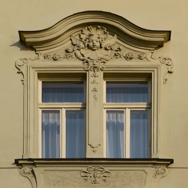 Elementy Architektoniczne Elewacji Zabytkowego Budynku Systemu Windows Praga 2018 — Zdjęcie stockowe