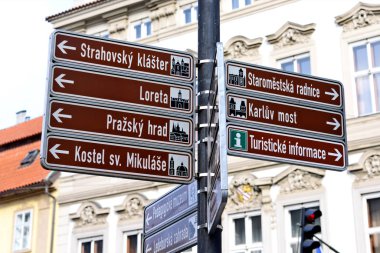 Prague, Çek Cumhuriyeti - 25 Mart 2018: yön-e doğru ana makas-in ilgi.