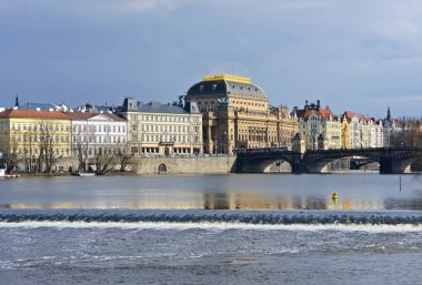 Prague, Çek Cumhuriyeti - 1 Nisan 2018: görünümü Masaryk dolgu ve Ulusal Tiyatrosu.
