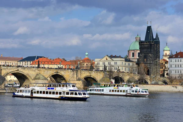 Prague Czech Republic April 2018 View Charles Bridge Tourist River — Stock Photo, Image