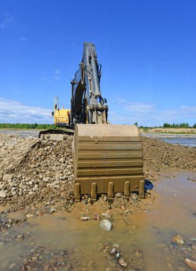 Nehrin mainstream kazılan çakıl