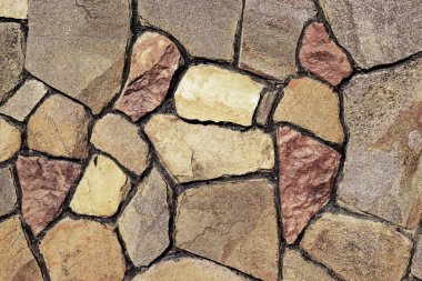 Çatlamış bir taştan bir duvar parçası.
