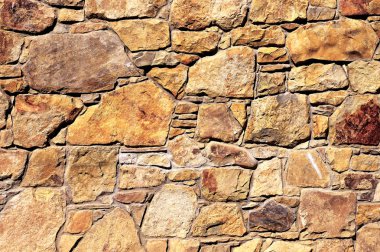 Çatlamış bir taştan bir duvar parçası.