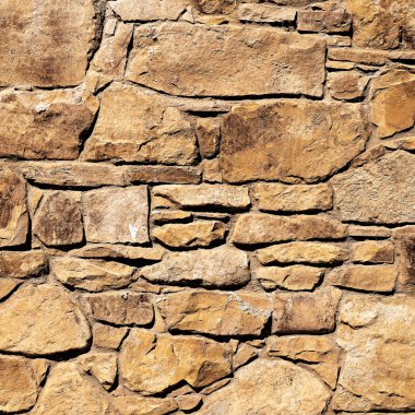 Çatlamış bir taştan bir duvar parçası.