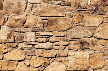 Çatlamış bir taştan bir duvar parçası.