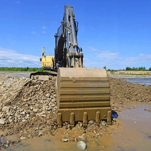 Ghiaia Scavata Nella Corrente Principale Del Fiume — Foto Stock