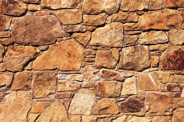 Çatlamış bir taştan bir duvar parçası.