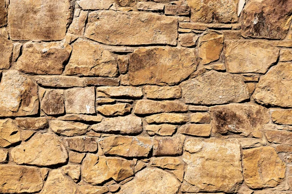 Çatlamış bir taştan bir duvar parçası.