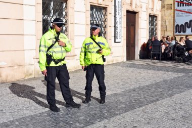 Prag, Çek Cumhuriyeti - 30 Ekim 2019: Prag şehir meydanındaki yerel polis devriyesi çalışanları.