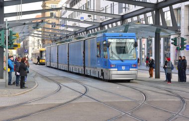 Dresden, Almanya Federal Cumhuriyeti - 29 Ekim 2019: CarGoTram bir yük tramvayı. Volkswagen 'in 