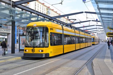 Dresden, Almanya Federal Cumhuriyeti - 29 Ekim 2019: Tramvay şehrin sokaklarında.